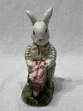 VTG Anthropomorphic Mr Rabbit Ceramic figurine Holding Carrot Wheel Barrel ￼